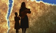 Екі баласымен далада қалған келіншекке көрермен тікелей эфирде баспана сыйлауға уәде берді