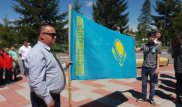 Гримасничать и показывать язык: неэтичные фото на фоне флага описали чиновники в ВКО