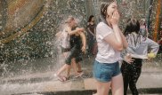 Успеть почувствовать лето: Астанчане устроили массовые купания в фонтанах