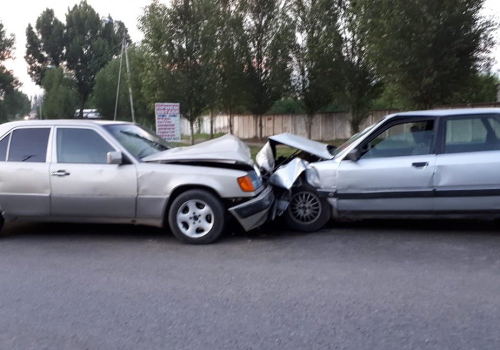 В Алматы столкнулись Mercedes и Audi: пострадали 6 человек
