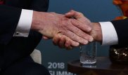 "Бедный Дональд": в соцсетях обсуждают рукопожатие Трампа и Макрона
