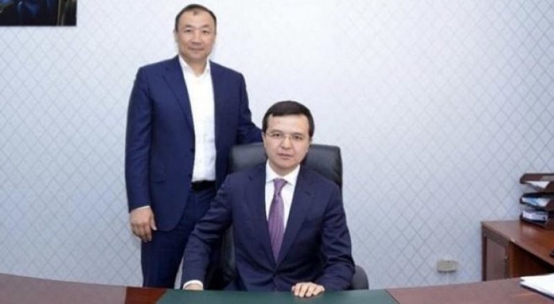 Аким Шымкента Нурлан Сауранбаев (слева) и новый руководитель аппарата акима Алтай Сембекулы Али. © otyrar.kz