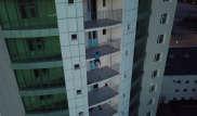 "Человек-паук" в Актобе: парень взобрался на 25-этажное здание