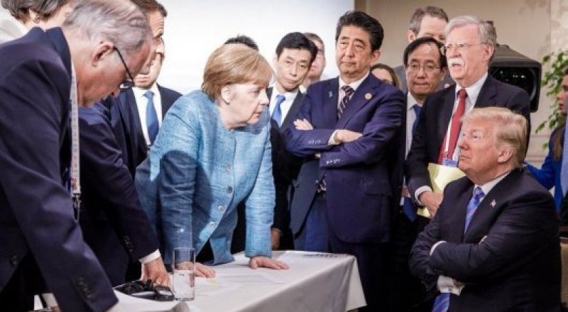 Дональд Трамп в окружении мировых лидеров на саммите G7 в Квебеке. © Twitter/RegSprecher