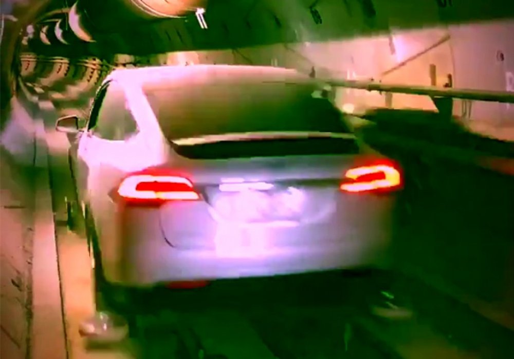 Кроссовер Tesla начал ездить по рельсам в подземном тоннеле