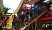 Мужчину убило гробом его матери в Индонезии