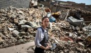 Джоли посетила руины мечети, в которой была провозглашена ДАИШ