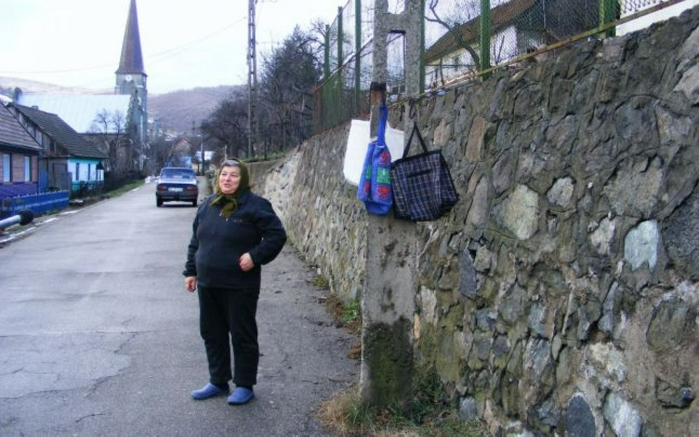 СМИ нашли деревню, жители которой оставляют деньги на изгородях у дома: 2018-06-19 12:34:02 - прочитайте