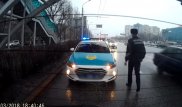Полицейские беспричинно останавливали водителей и путали правила ПДД в Алматы