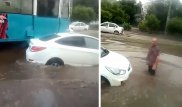 Воды по колено. В Темиртау из-за дождя плавают машины и автобусы