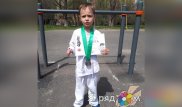 "Мама, купи руку" - мальчик без пальцев из Алматы просит протез для занятий карате