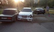Пьяный водитель протаранил несколько авто на парковке жилого дома в Костанае