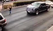 Девушка на высоких каблуках решила перебежать дорогу. Дальше случилось непредвиденное
