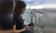 Женщины со смартфоном - составлен портрет онлайн-шоппера в Казахстане