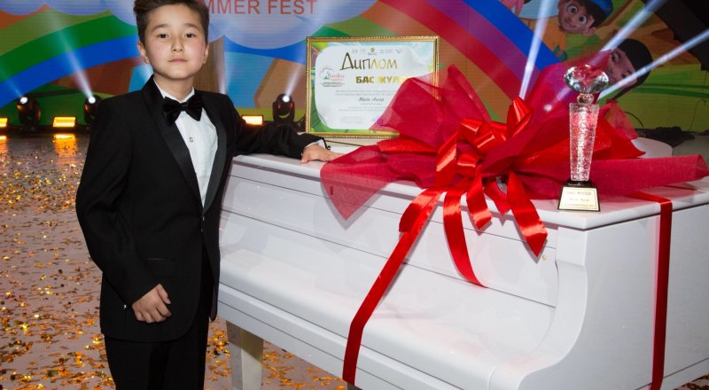 11-летний школьник получил белый рояль от Президента Казахстана