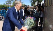 Нурсултан Назарбаев возложил цветы к памятнику Маншук Маметовой