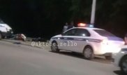 Мотоциклист врезался в полицейскую машину в Актобе
