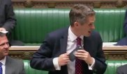 Siri случайно сделала доклад в парламенте Великобритании вместо министра обороны