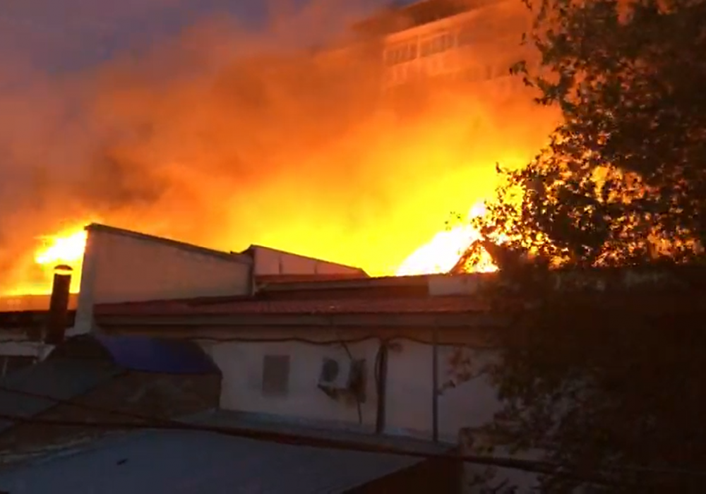40 человек тушат пожар в центре Атырау