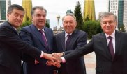 Взялись за руки: Акорда опубликовала необычное фото президентов