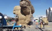 Огромную белку устанавливают в центре Алматы