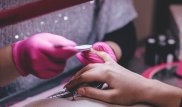 Потеряла ногти на руках и ногах: алматинка пожаловалась на салон красоты