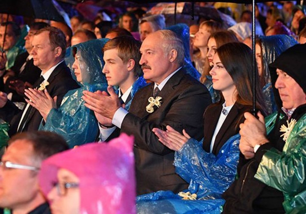 Выяснилась личность красавицы-брюнетки, которую заметили рядом с Лукашенко