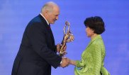 Президент Беларуси наградил Розу Рымбаеву