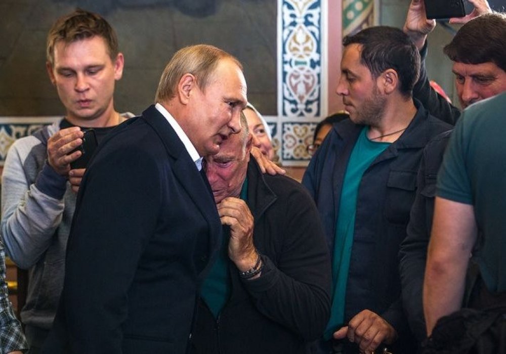 Во время посещения Путина произошел трогательный эпизод - один из паломников расплакался на плече у президента. © karelia.news