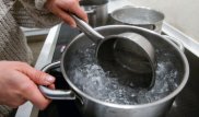 Воспитательница детсада уронила кастрюлю с горячим супом на ребенка