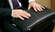 Депутатты жиналыстан қуып шыққан шенеунік қатаң сөгіс алды