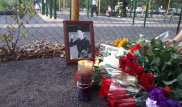 К месту смертельного ранения Дениса Тена несут цветы