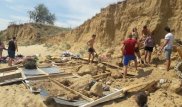 Грунт обвалился на детей на пляже в Актобе