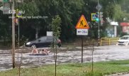 Заплыв россиян по затопленным улицам на матрасе попал на видео