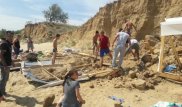 Обвал грунта на пляже в Актобе: Мать приняла на себя удар, закрыв ребенка 
