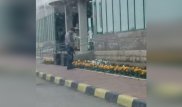 Мужчина справил нужду на виду у всех возле ТЦ в Астане