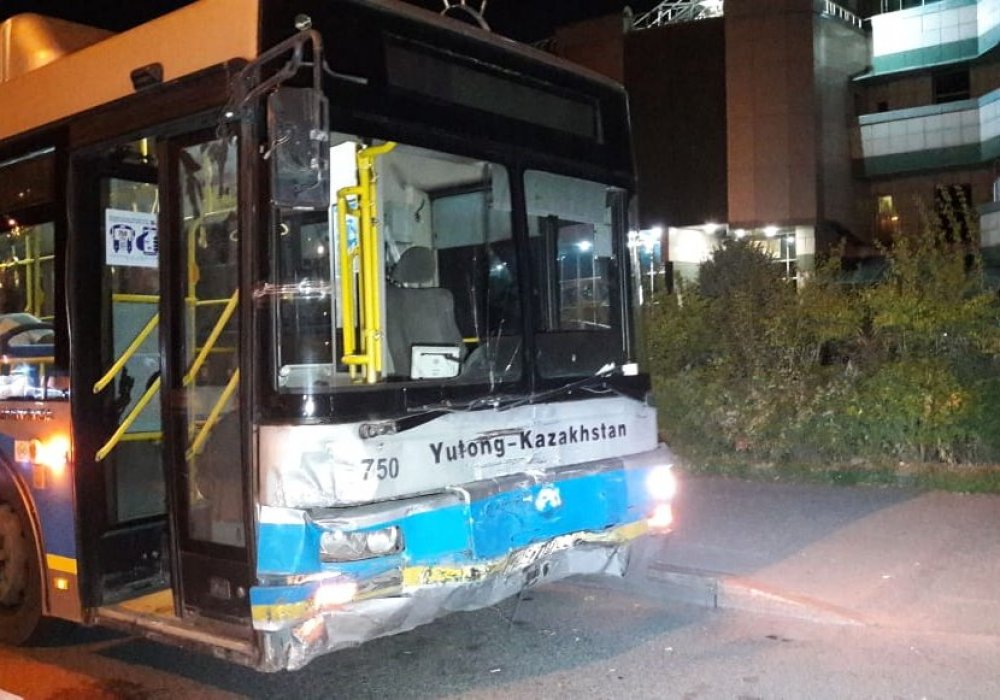 Автобус протаранил легковушку в Алматы
