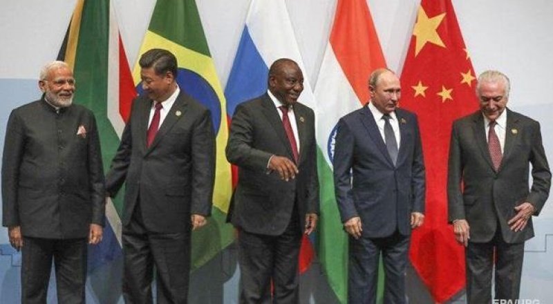 "Не так встали". Лидеры стран БРИКС запутались во флагах на фотосессии