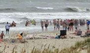 Люди выстроились в живую цепь ради спасения утопающих