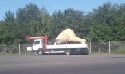 Алматинцев озадачила скульптура в грузовике