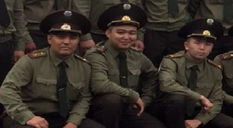 Наркен Жуматаев в центре, в нижнем ряду, работает в пожарной части № 5 Алматы.