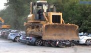 На видео сняли как бульдозер расплющил 76 люксовых авто на 5,5 миллиона долларов 