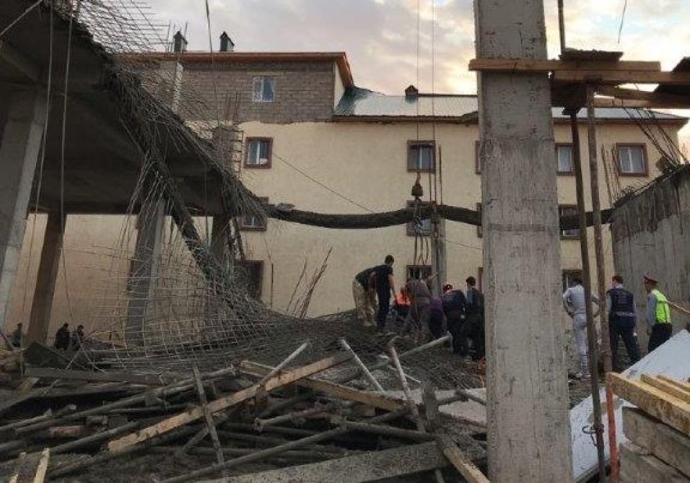 Рабочих завалило при обрушении строящегося здания в Астане