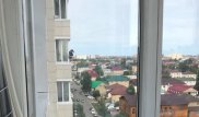 Моющая окна на 10-м этаже девушка напугала астанчан