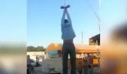 Повесили на воротах: торговцы на рынке поймали вора и устроили самосуд
