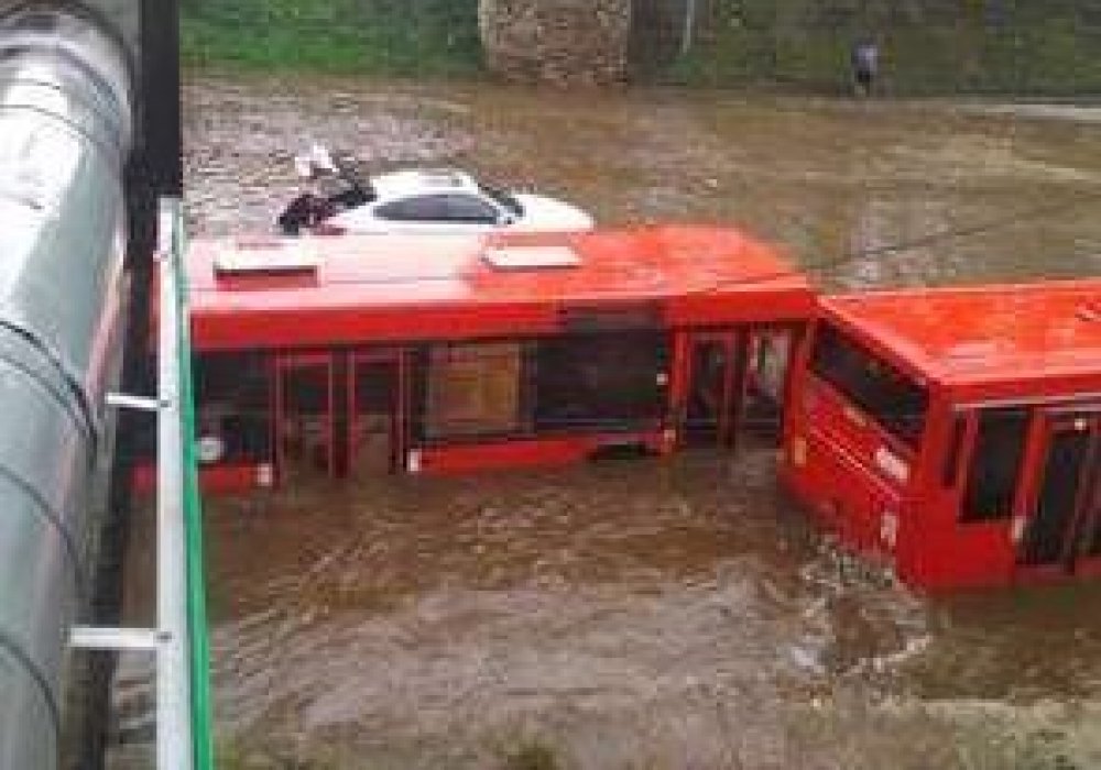 Автобус с пассажирами затопило 