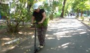 "Люди с завистью смотрят". 71-летняя алматинка осваивает электросамокат