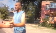 Вложил в руку друга гранату, выдернул чеку и убежал