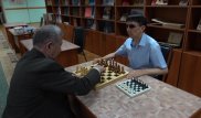 "Иногда забываю, что не вижу": незрячий алматинец обучает шахматам