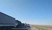 "Без воды в жару 6 дней": казахстанские фуры стоят на границе с Узбекистаном